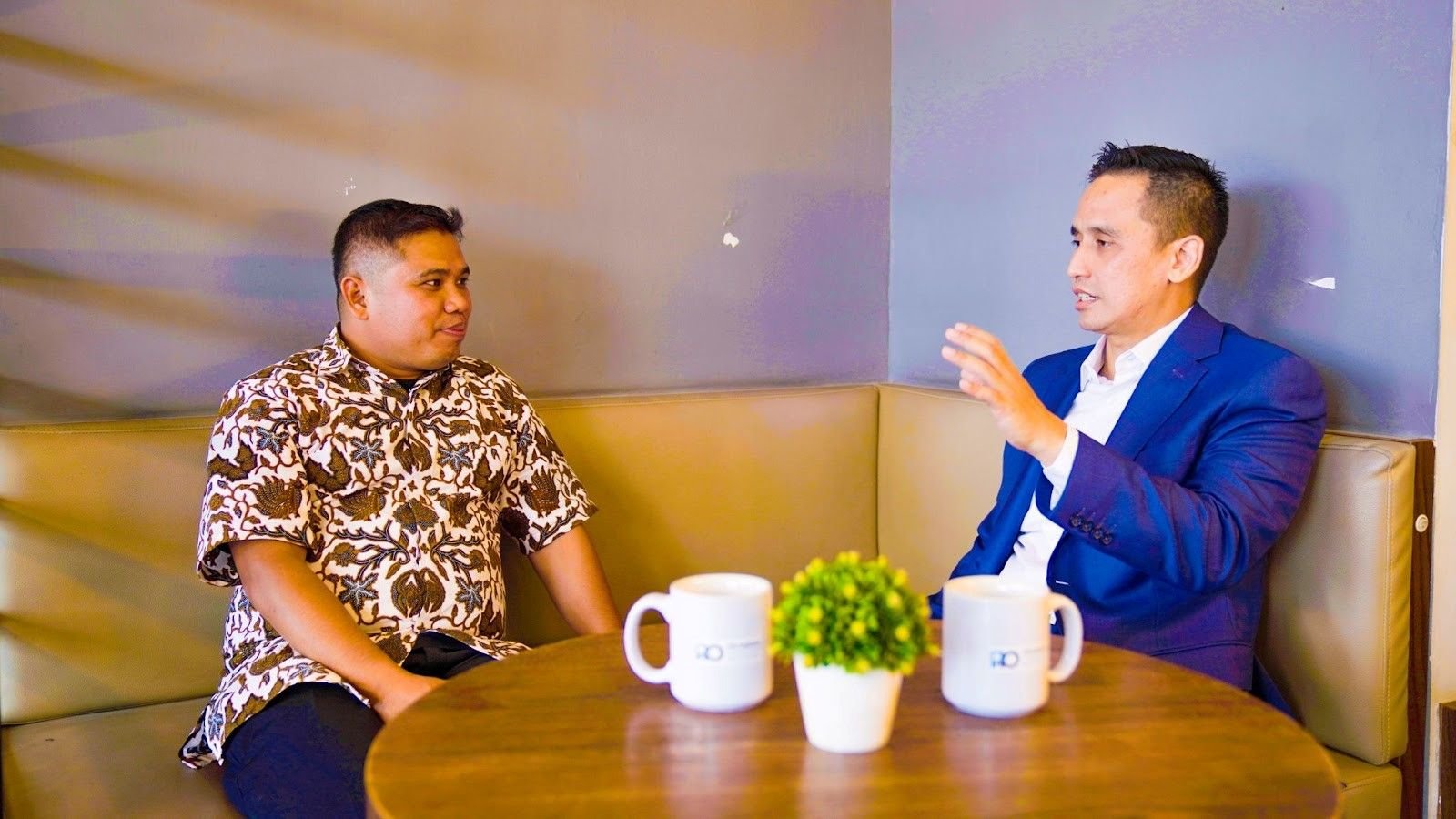 Anggota DPR RI terpilih periode 2024-2029 dari Partai Golkar, Firnando Ganinduto (kanan), saat mengikuti Podcast JPP Talks di Jakarta yang digelar Promedia TV (ProTV) bersama Ketua Jaringan Pemred Promedia (JPP) Sunardi Panjaitan (kiri).