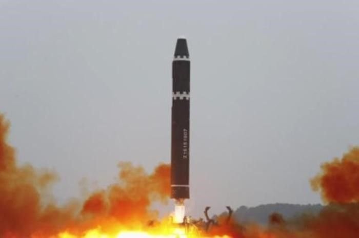 Foto ICBM Hwasong-15 di Korea Utara