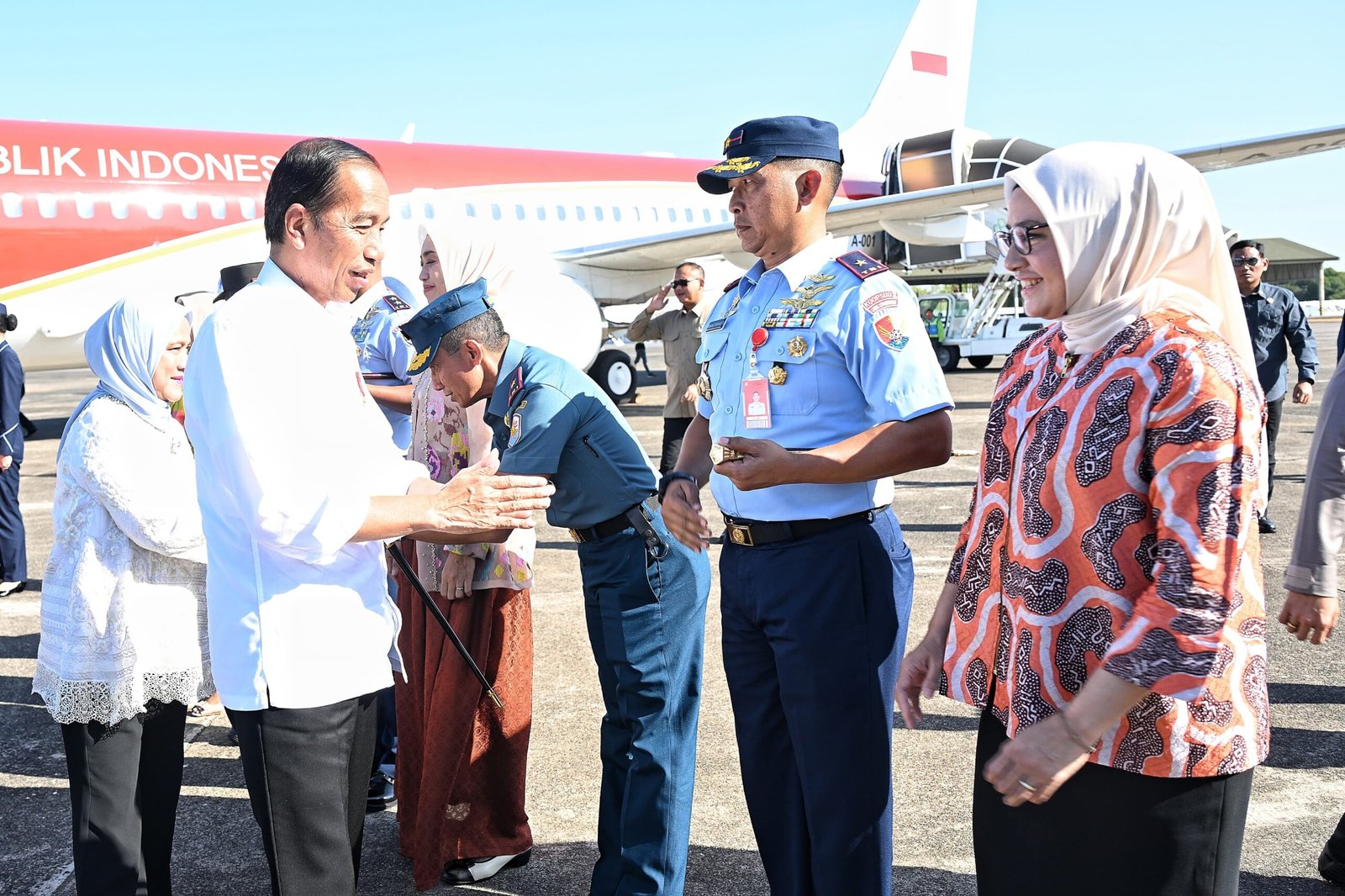 Danlanud Sultan Hasanuddin, Marsma TNI Bonang Bayuaji menyambut kedatangan Presiden RI Joko Widodo