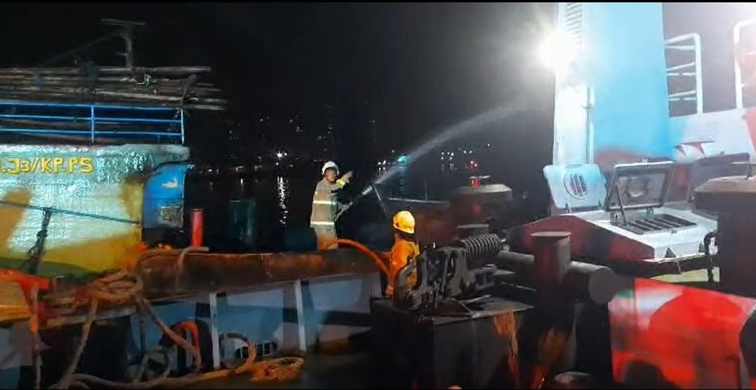 Bakamla RI melalui unsur Catamaran 504 dan RHIB 87-07, berhasil melaksanakan pengamanan area di Dermaga Muara Baru, menyusul insiden kebakaran dua kapal ikan