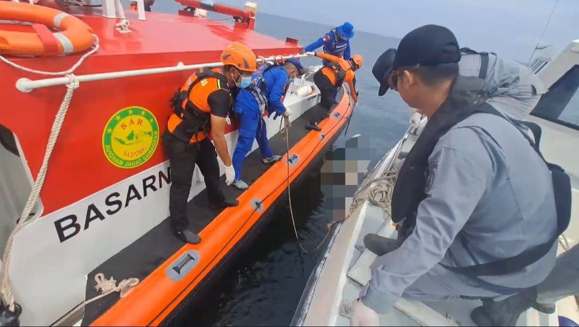 Stasiun Bakamla RI Sambas melalui unsur Catamaran-505, bekerja sama dengan Basarnas Sintete berhasil menemukan dua korban tenggelam dari Kapal KM