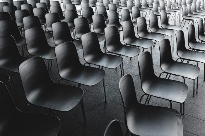 Ilustrasi kursi kosong dalam penyelenggaraan debat Pilkada 2024.