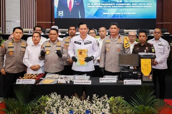 Potret Menteri ATR/BPN Agus Harimurti Yudhoyono dalam konferensi pers kasus Mafia Tanah di Bekasi, pada Selasa, 15 Oktober 2024, simak kronologi selengkapnya.