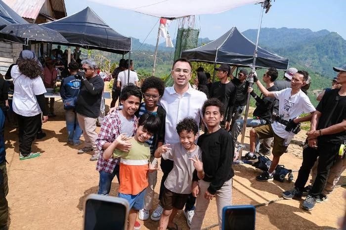 Menyoroti peran Raffi Ahmad sebagai Utusan Khusus Presiden Bidang Pembinaan Generasi Muda dan Pekerja Seni di Kabinet Merah Putih Presiden RI Prabowo Subianto. Berikut ini ulasan selengkapnya.