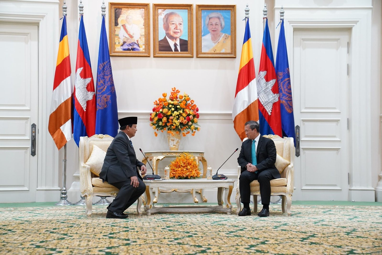 Menteri Pertahanan RI Prabowo Subianto melakukan pertemuan dengan Perdana Menteri (PM) Kamboja H.E. Mr. Samdech Moha Borvor Thipadei Hun Manet dan Presiden Senat Kamboja H.E. Mr. Samdech Akka Moha Sena Padei Techo Hun Sen di Kamboja
