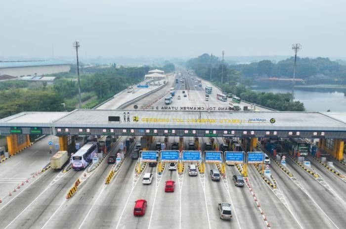 Potret Gerbang Tol Cikampek Utama 2. Berikut ini pro kontra warganet terkait kebijakan E-Toll Expired.