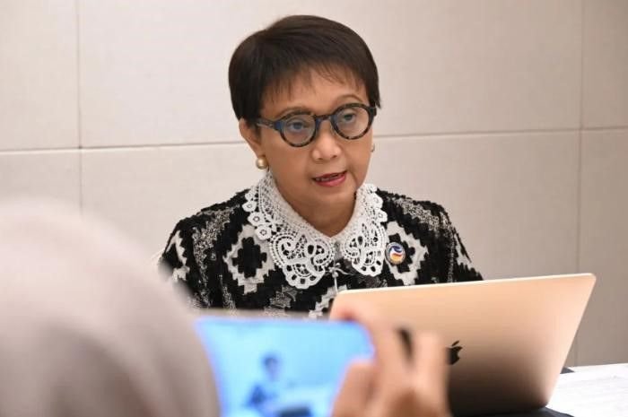 Potret Menteri Luar Negeri (Menlu) RI Retno Marsudi saat menggelar konferensi pers terkait evakuasi WNI dari Lebanon, pada Jumat, 11 Oktober 2024.
