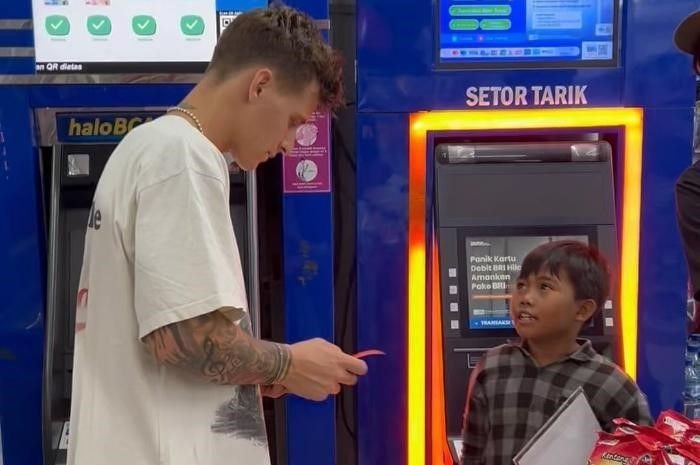 Potret Pembalap MotoGP Fabio Quartararo menarik uang di ATM BRI dan berbagi uang ke seorang anak.