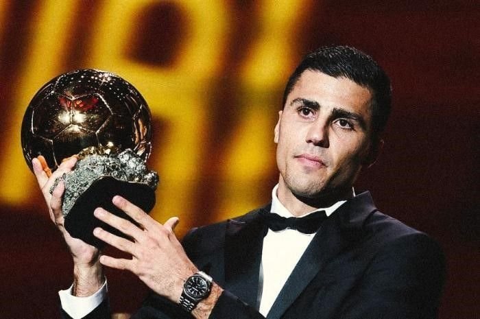 Potret Rodri raih penghargaan Ballon d’Or tahun 2024, simak prestasi gemilang sang gelandang bertahan andalan Timnas Spanyol dan Manchester City.