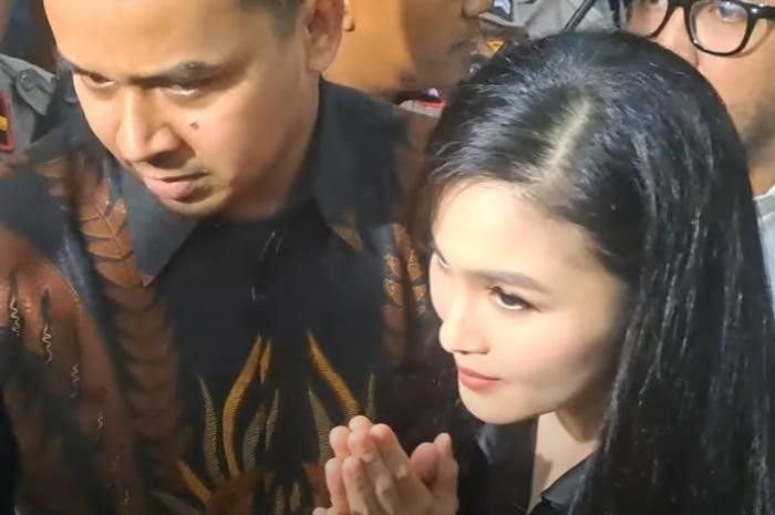 Potret Sandra Dewi saat menjadi saksi persidangan kasus dugaan korupsi PT Timah, pada Kamis, 10 Oktober 2024. Simak kesaksian sang artis terkait kepemilikan hartanya berikut ini.