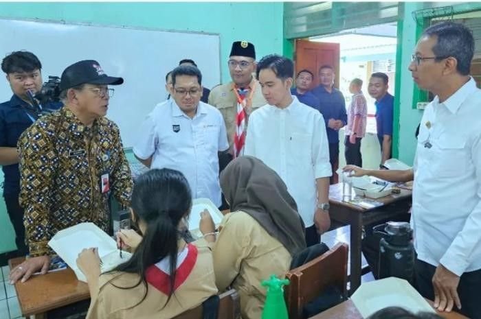 Potret Wakil Presiden Fufufafa Gibran Rakabuming Raka saat berkunjung ke SMAN 70 Jakarta untuk melakukan uji coba makan gratis, simak ulasan selengkapnya.