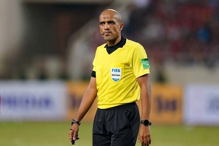 Potret Wasit Ahmed Al Kaf, pengadil pertandingan Timnas Indonesia vs Bahrain yang dinilai kontroversial oleh warganet di media sosial. Simak ulasan selengkapnya.
