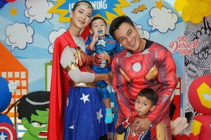 Potret keluarga Baim Wong dan Paula Verhoeven yang diterpa isu perceraian, terbaru sang kepala rumah tangga ingin bongkar masalah selingkuh istrinya di sidang cerai. Begini kisah selengkapnya.