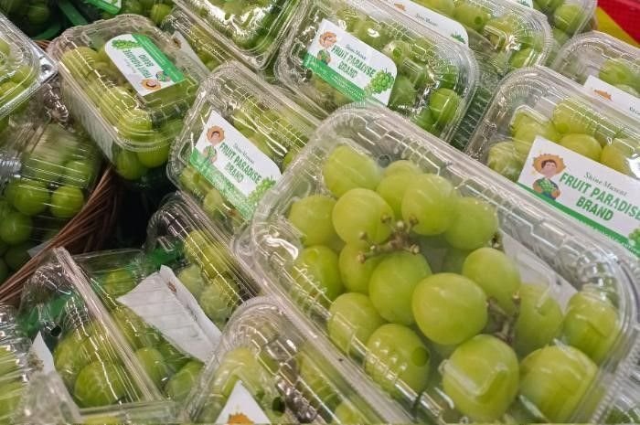 Potret produk anggur shine muscat di sebuah mini market.