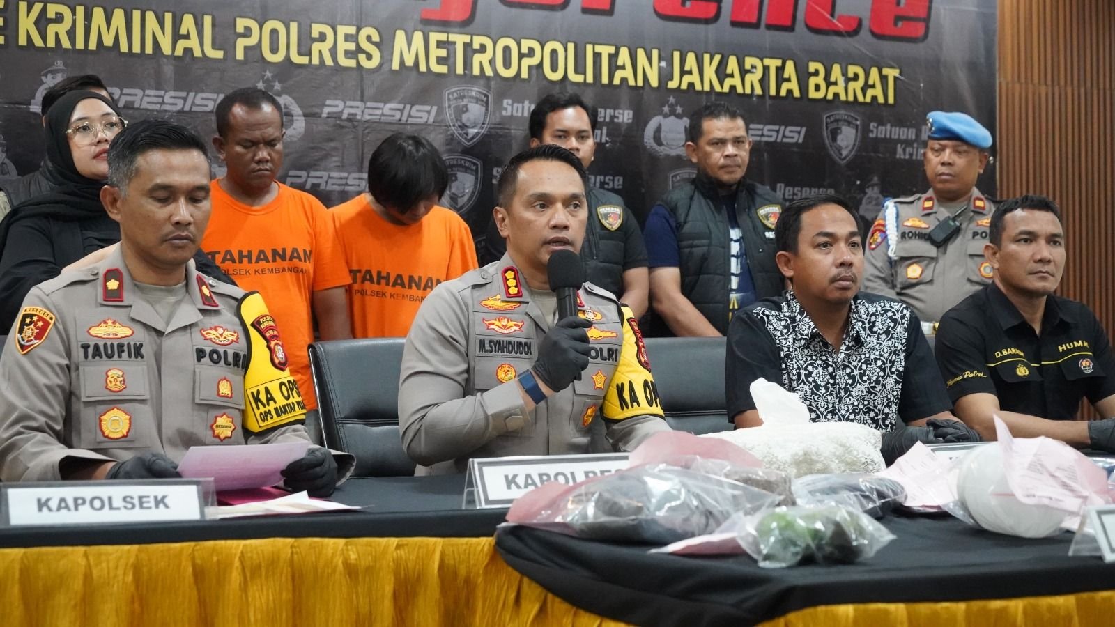 Keterangan Kapolres Metro Jakarta Barat Kombes Pol M Syahduddi berserta jajarannya.