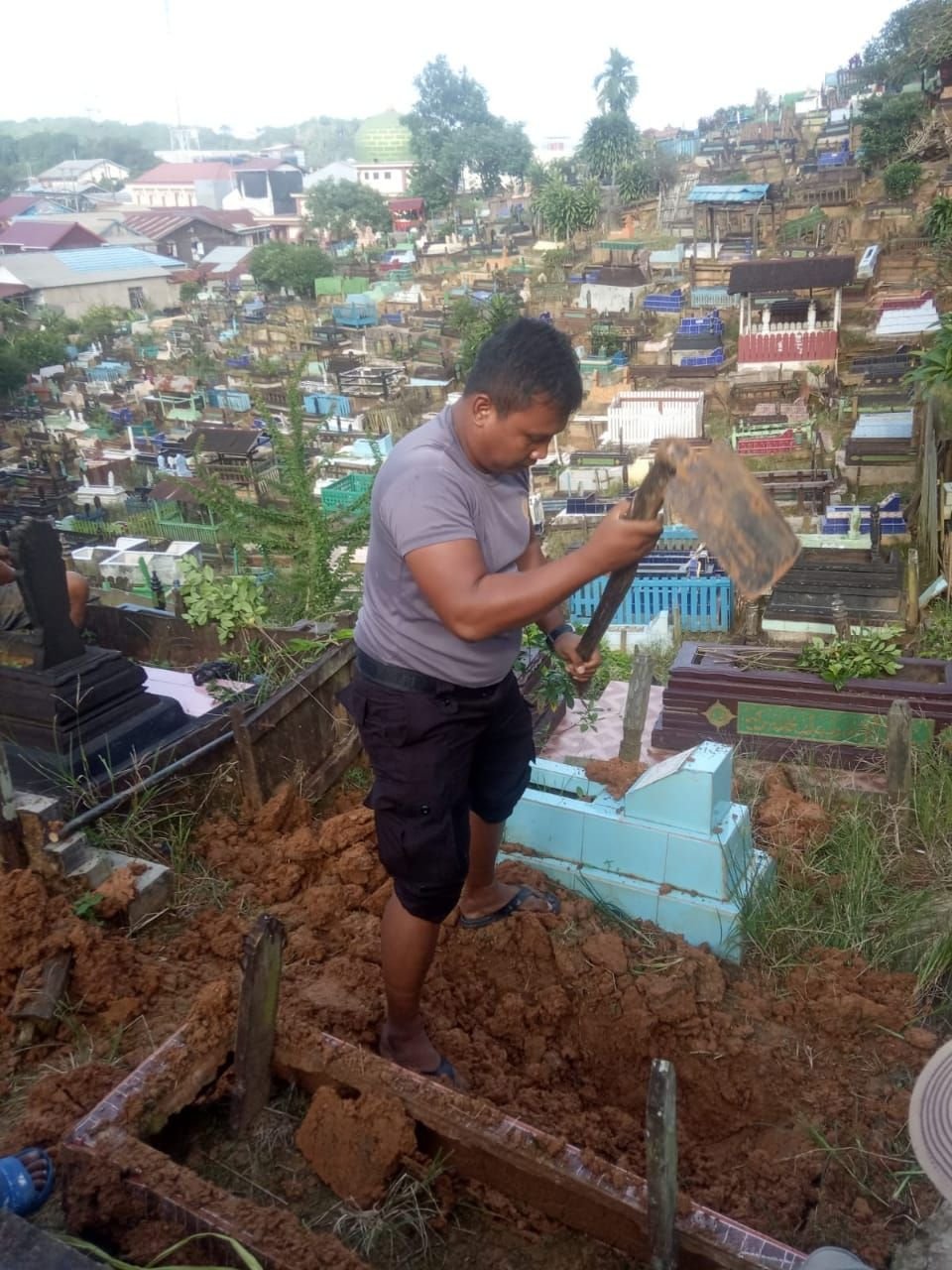 Bripka Joko adalah salah satu anggota Polri yang kerap melakukan penggalian kubur secara sukarela. Hal itu sudah dilakukannya selama 23 tahun.