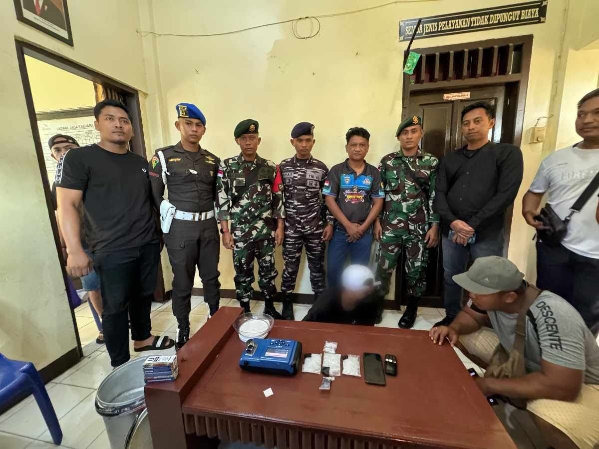 Para tersangka dan barang bukti narkoba yang diamankan polisi.