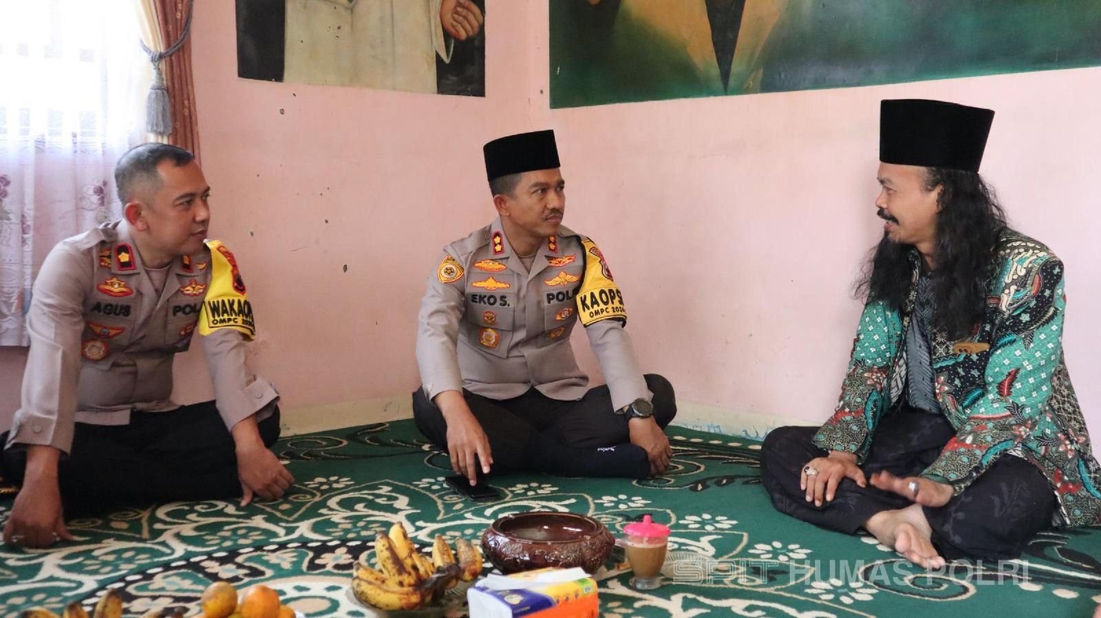 Kapolres Pemalang AKBP Eko Sunaryo bersilaturahmi pengasuh Ponpes Ali Alfuadiyah, Kiai Nur Fuad di Kecamatan Bantarbolang, Pemalang.