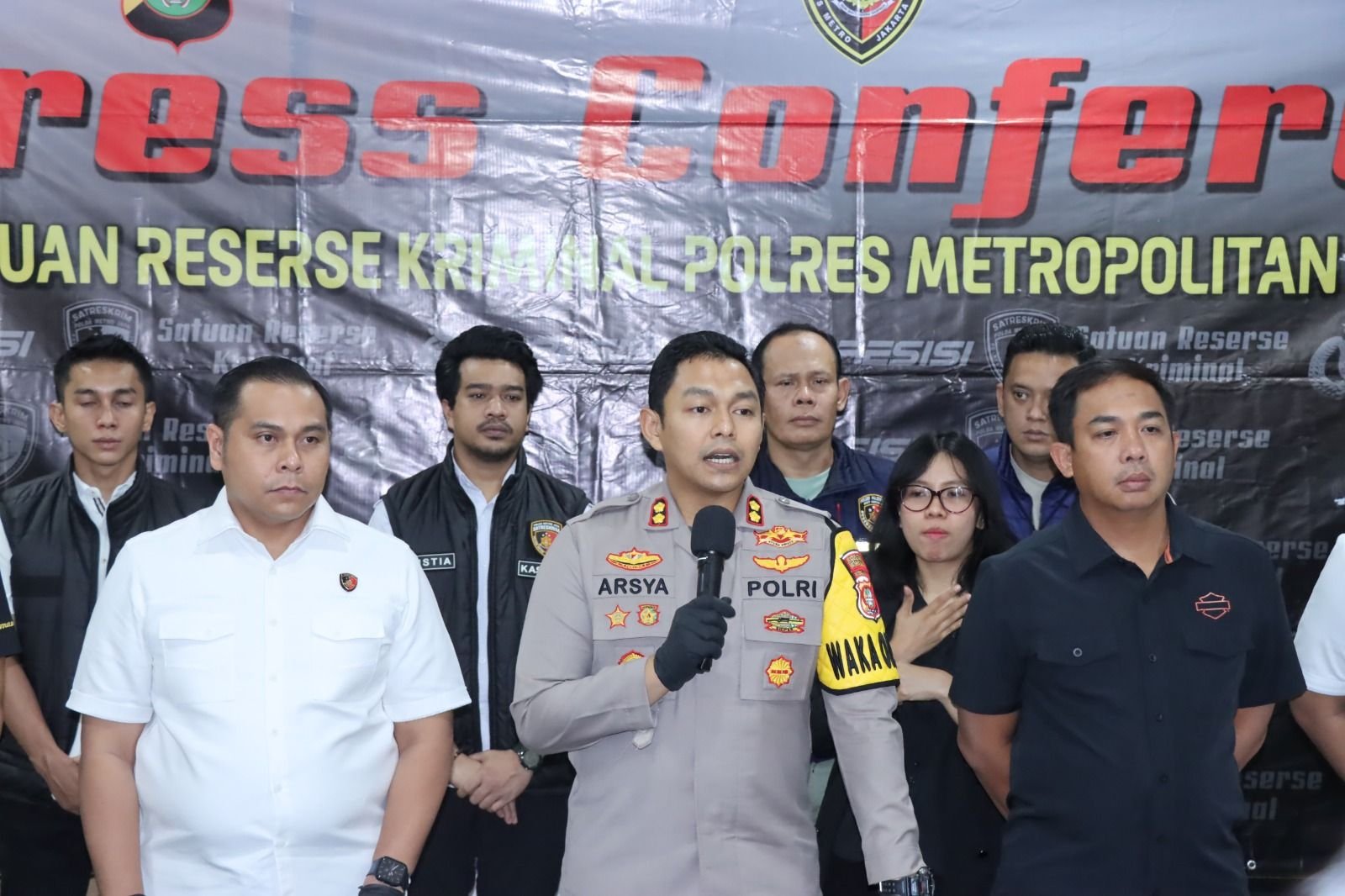 Keterangan Wakapolres Metro Jakarta Barat, Akbp Teuku Arsya Khadafi beserta jajarannya.