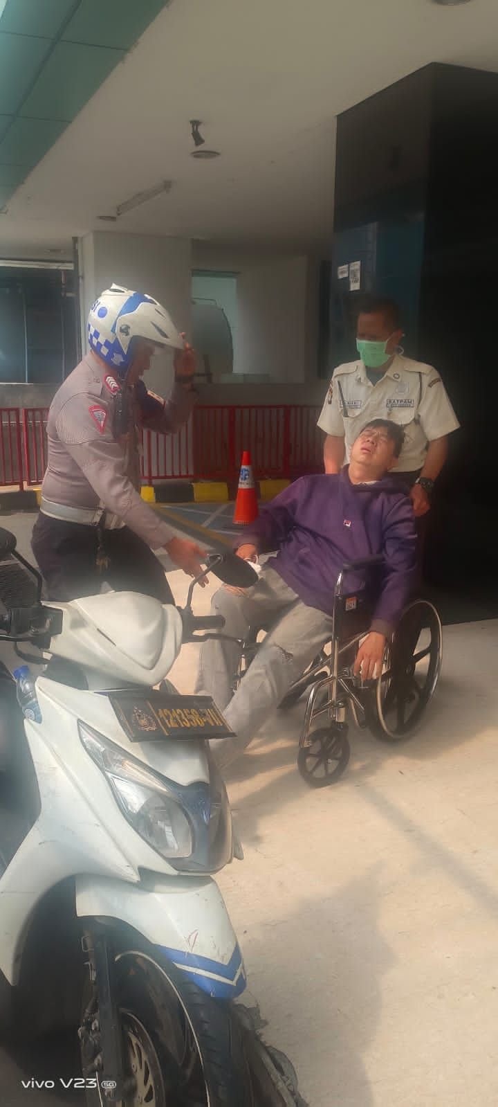 Kepedulian Bripka Edi Siswoyo, anggota BM Satlantas Polres Metro Jakarta Barat menolong korban kecelakaan motor