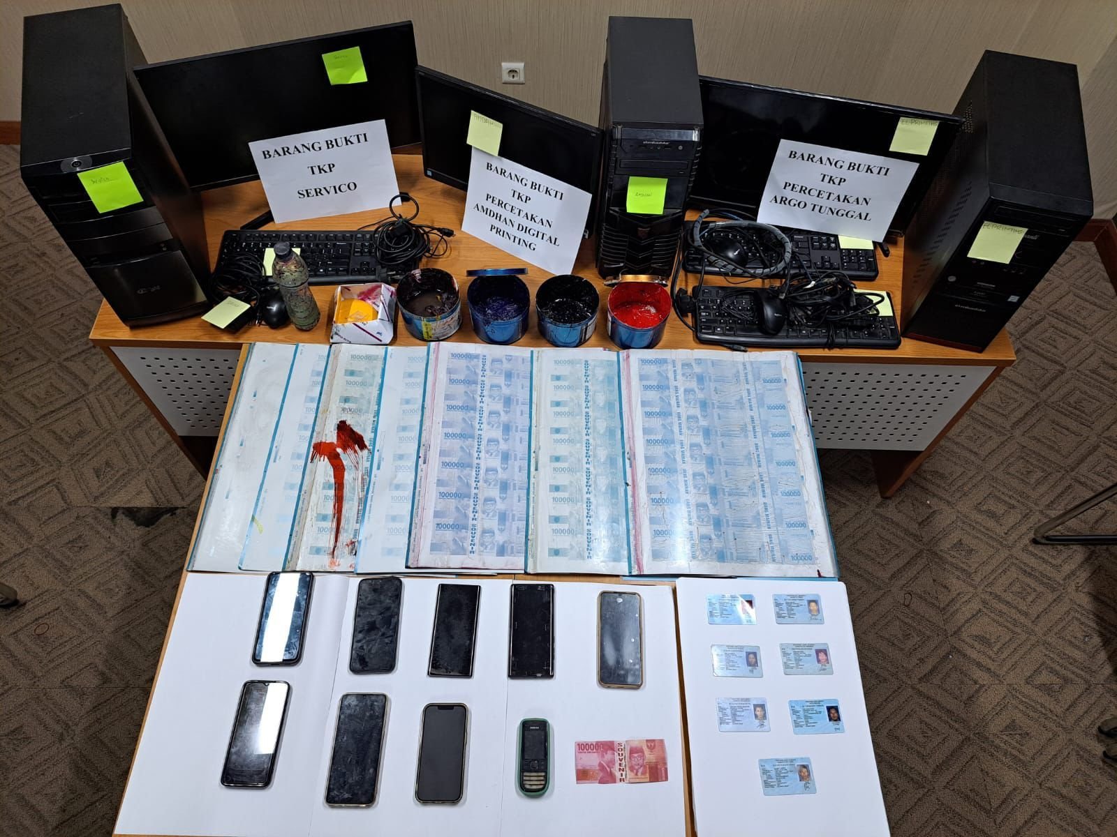 Sejumlah barang bukti hasil kejahatan yang diamankan polisi.