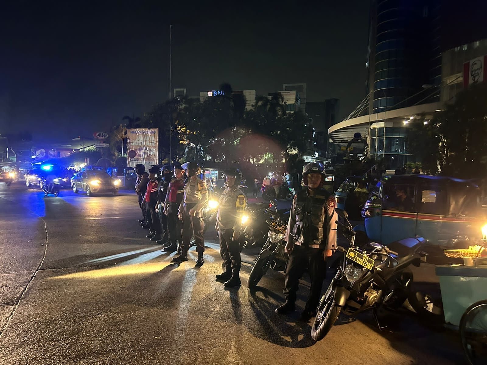 Polres Metro Jakarta Barat menggelar patroli skala besar dalam rangka mencegah terjadinya gangguan keamanan dan ketertiban masyarakat