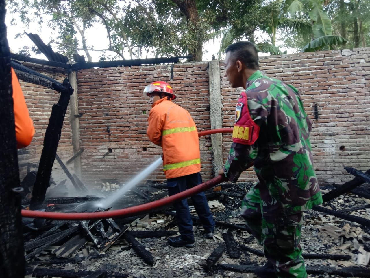 Kolaborasi solid antara TNI, Polri dan Damkar ini berhasil mencegah api menjalar ke bangunan lain.