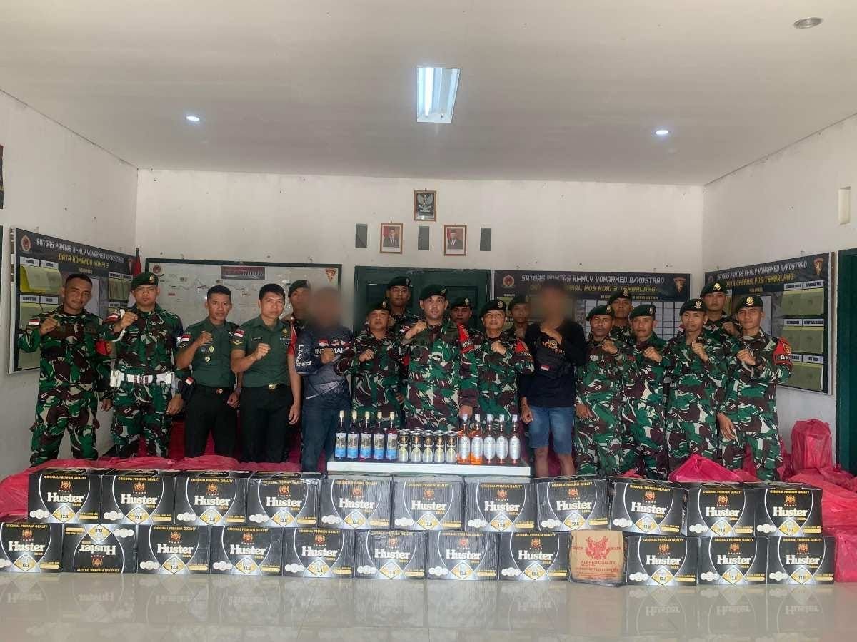 Personel Satgas Pamtas Yonarmed 11 Kostrad, bersama Tim Gabungan TNI, berhasil menyita ribuan kaleng dan botol minuman keras dari dua kendaraan yang melintas di simpang 4 PKS, Desa Apas, Kecamatan Sebuku, Kabupaten Nunukan.