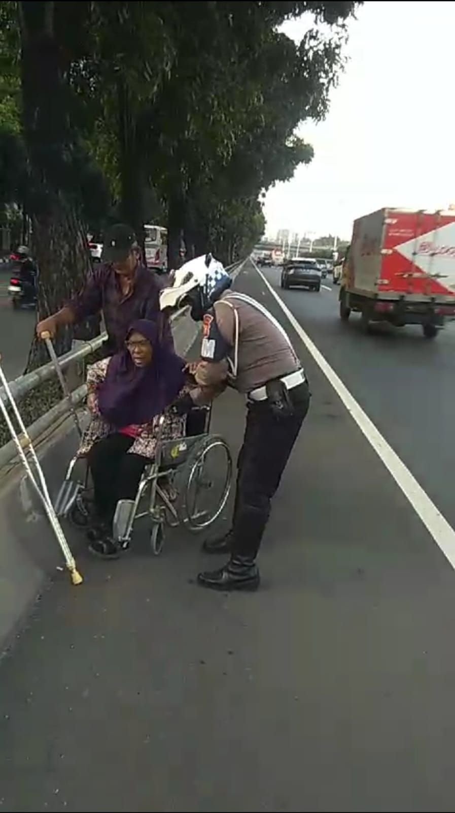 Akp Supriyatno selaku Kanit Turjawali Satlantas Jakarta Barat, menunjukkan kepeduliannya dengan membantu seorang warga yang hendak berobat ke RS Dharmais.
