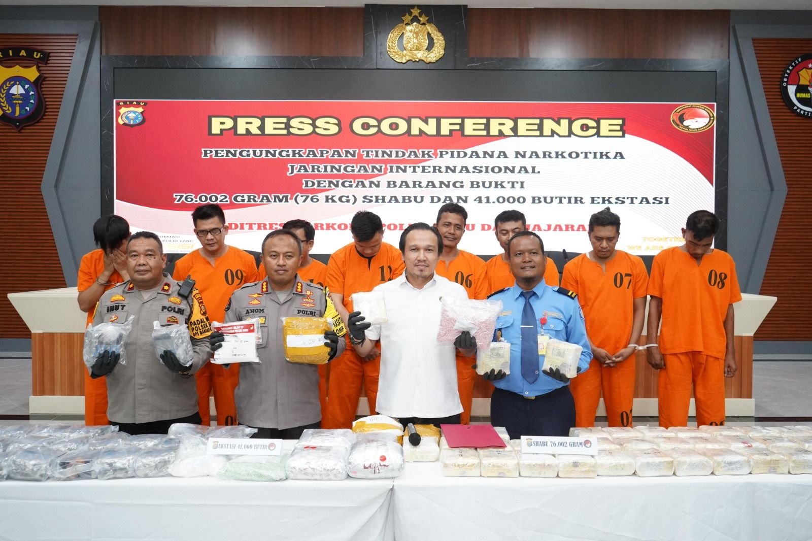 Keterangan Dirresnarkoba Kombes. Pol. Manang Soebeti berserta jajarannya