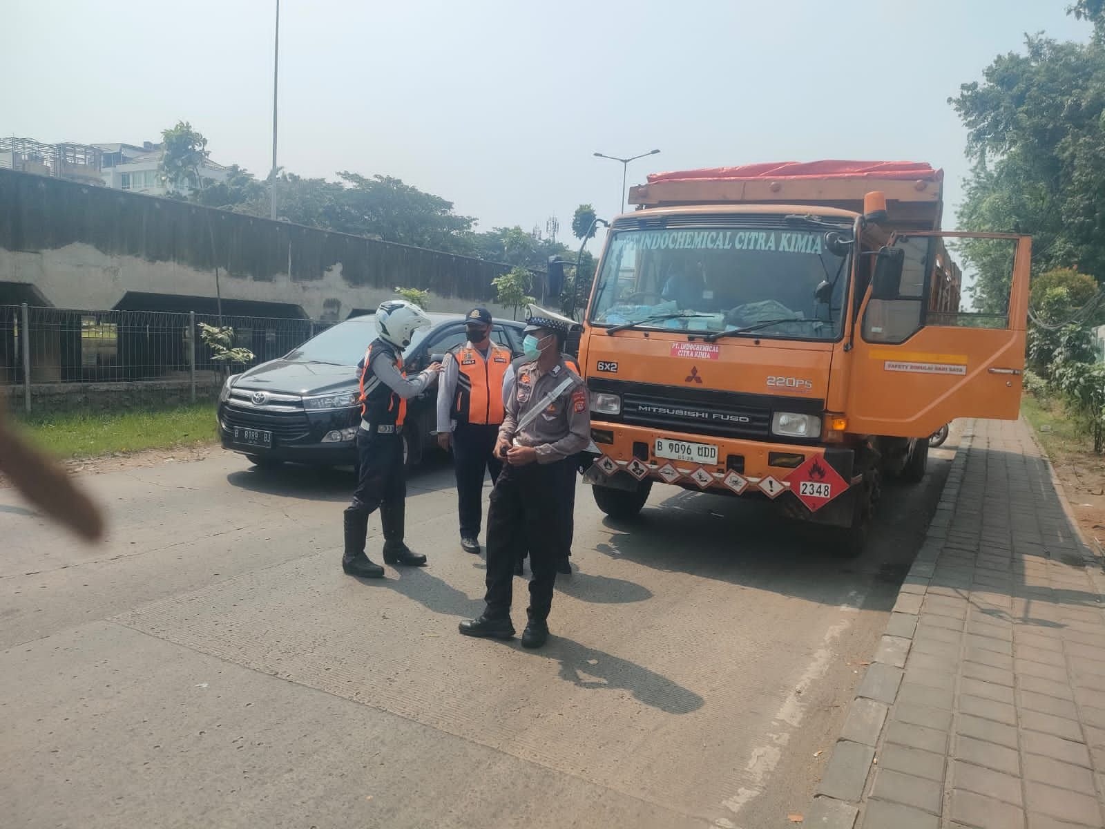 Aksi cepat dan tanggap kembali ditunjukkan oleh personel Satlantas Jakarta Barat dalam menjaga kelancaran lalu lintas di wilayahnya