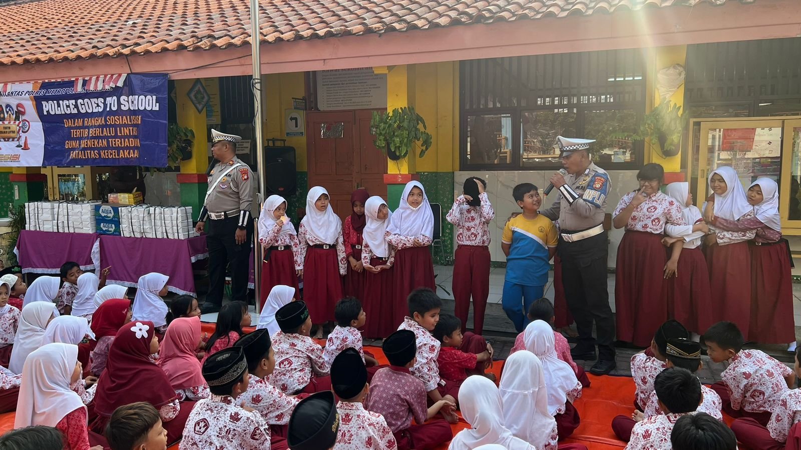 Kegiatan Police Goes to School yang dilaksanakan oleh personel Satlantas Polres Metro Jakarta Barat di SDN Tanjung Duren Utara