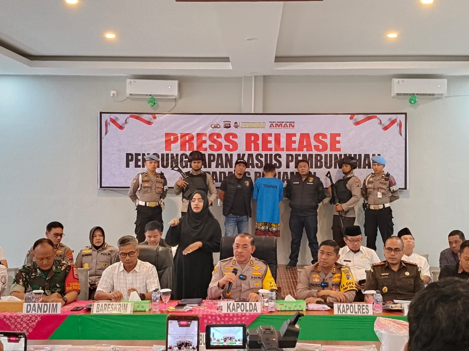 Keterangan pers Kapolda Sumbar terkait penangkapan pelaku pemerkosaan dan pembunuhan gadis penjual gorengan.