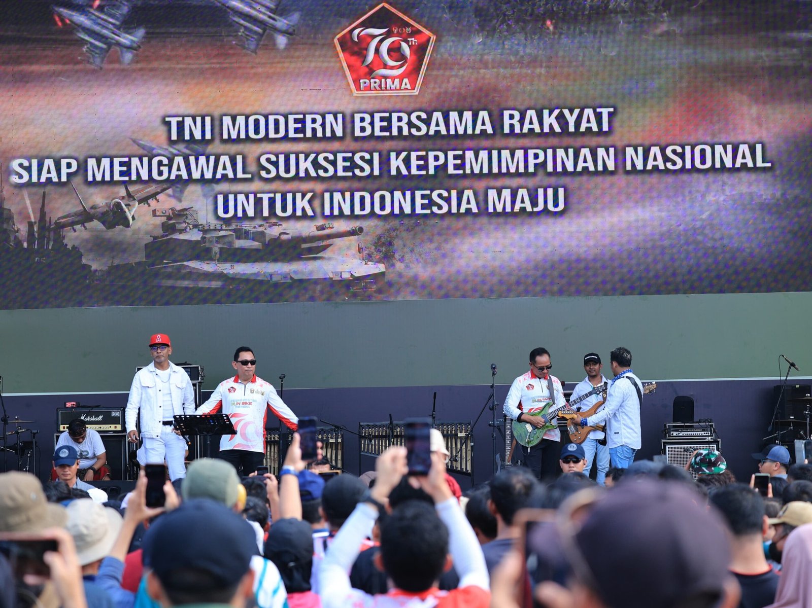 Kapolri Jenderal Pol. Listyo Sigit Prabowo dan Panglima TNI Jenderal Agus Subiyanto kompak bernyanyi bersama.