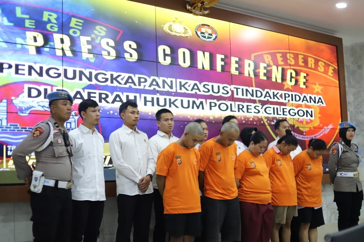 Para tersangka (pakai baju oranye) yang diamankan polisi.