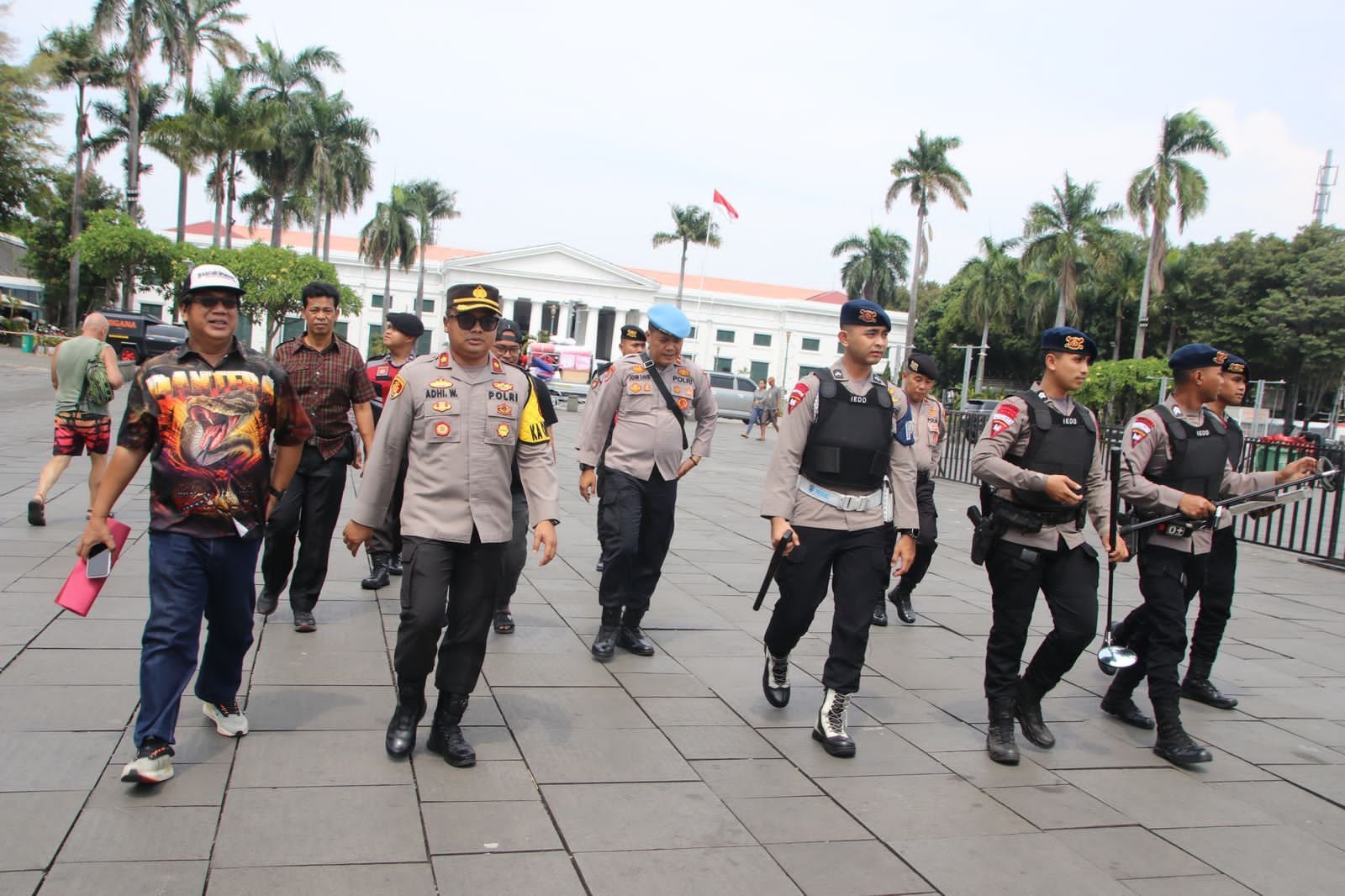 ,Polsek Metro Tamansari bersama dengan Polres Metro Jakarta Barat serta Subden Jibom Detasemen Gegana Polda Metro Jaya melaksanakan kegiatan sterilisasi di Taman Fatahilah, kawasan Kota Tua, Tamansari, Jakarta Barat.