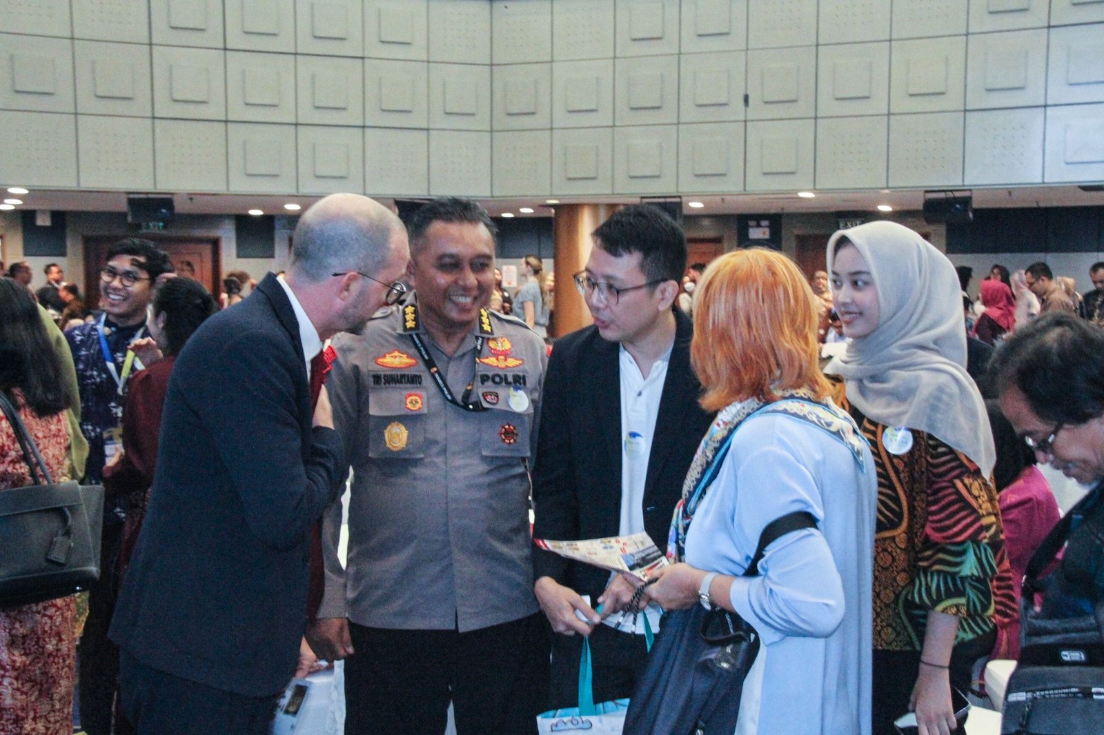 Kombes Pol Tri Suhartanto, yang juga merupakan Penasehat Museum Gubug Wayang Mojokerto, menjadi satu-satunya perwakilan dari Polri yang menggunakan seragam dinas polri lengkap dalam kegiatan penting ini.