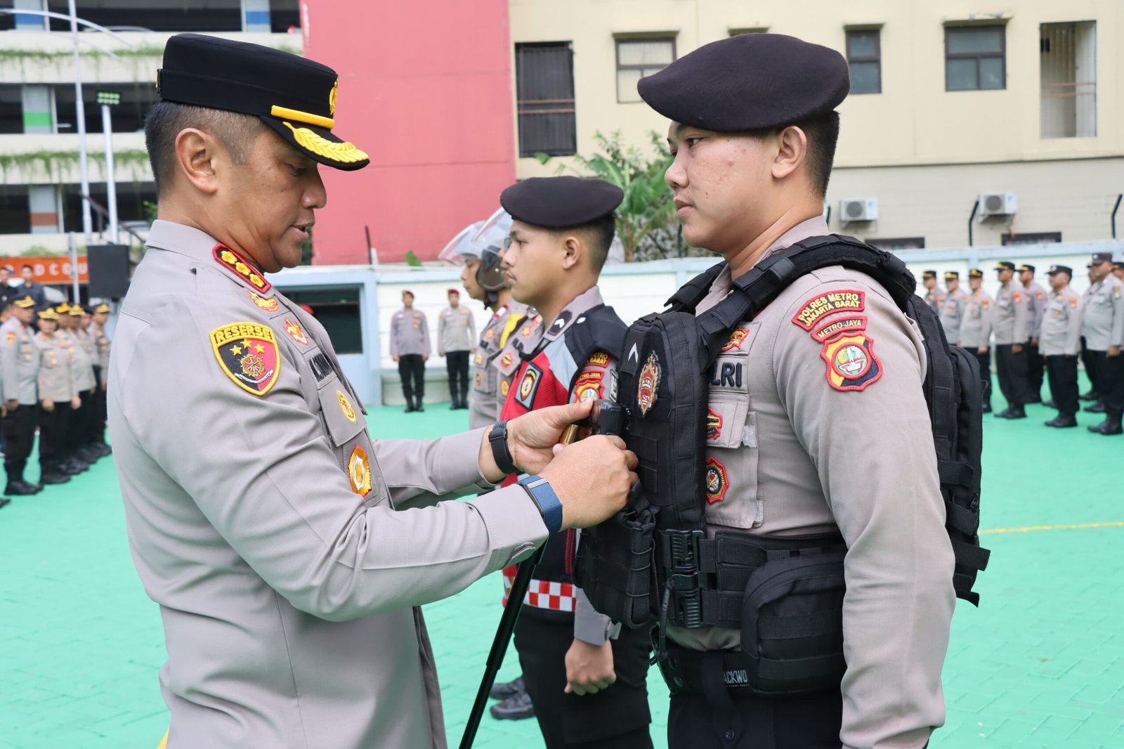 Kapolres Metro Jakarta Barat, Kombes Pol M. Syahduddi, memberikan 500 helm, rompi, dan bodycam kepada para anggota Polres Metro Jakarta Barat