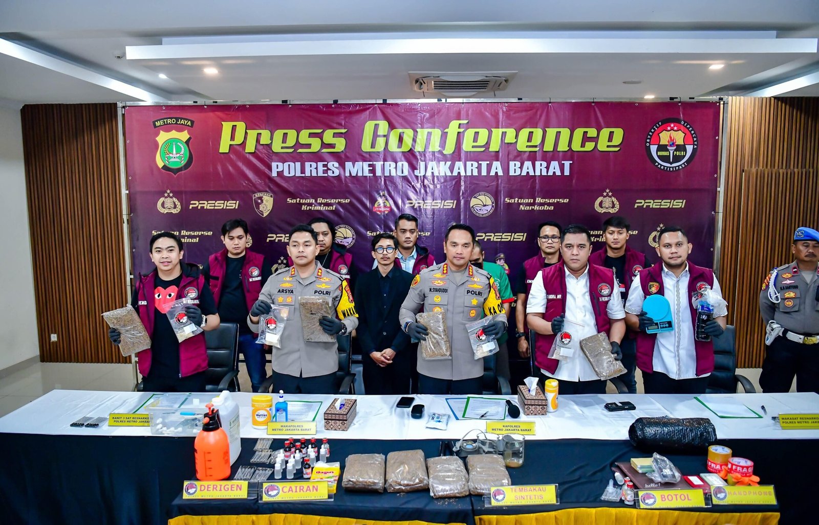 Kapolres Metro Jakarta Barat, Kombes Pol M. Syahduddi, yang didampingi oleh Wakapolres Metro Jakarta Barat, AKBP Teuku Arsya Khadafi, dan Kasat Reserse Narkoba Polres Metro Jakarta Barat, AKBP Chandra Mata Rohansyah