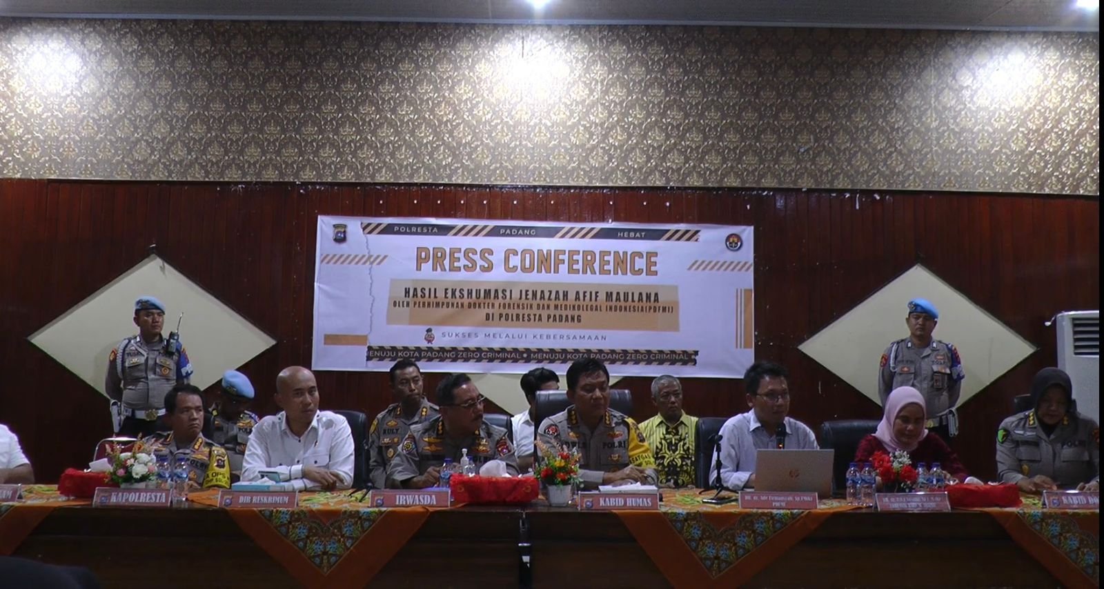 Keterangan Ketua Tim Ekshumasi FDFMI, Ade Firmansyah bersama Polda Sumbar.