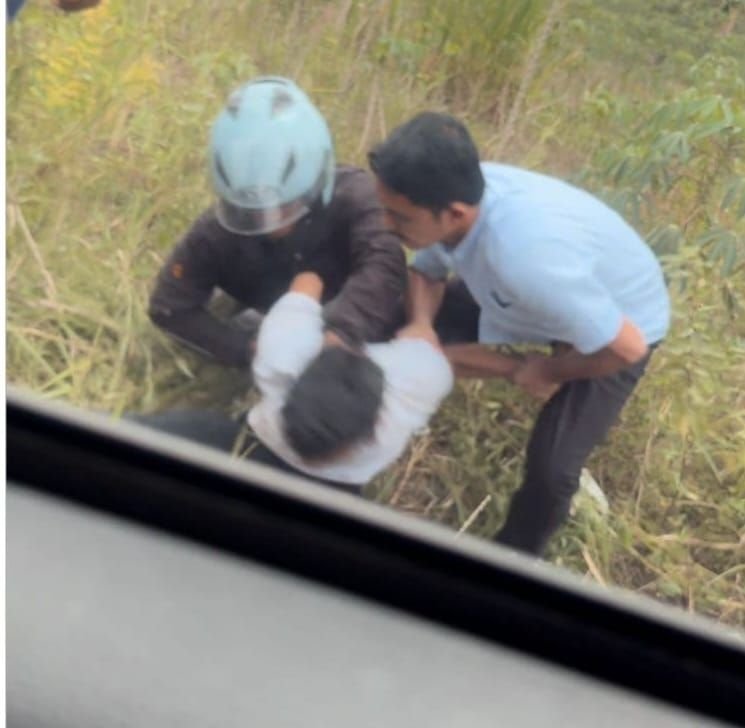 Anggota polri yang berdinas di SPKT Polres Lampung Barat berhasil menangkap komplotan pencuri sepeda motor.