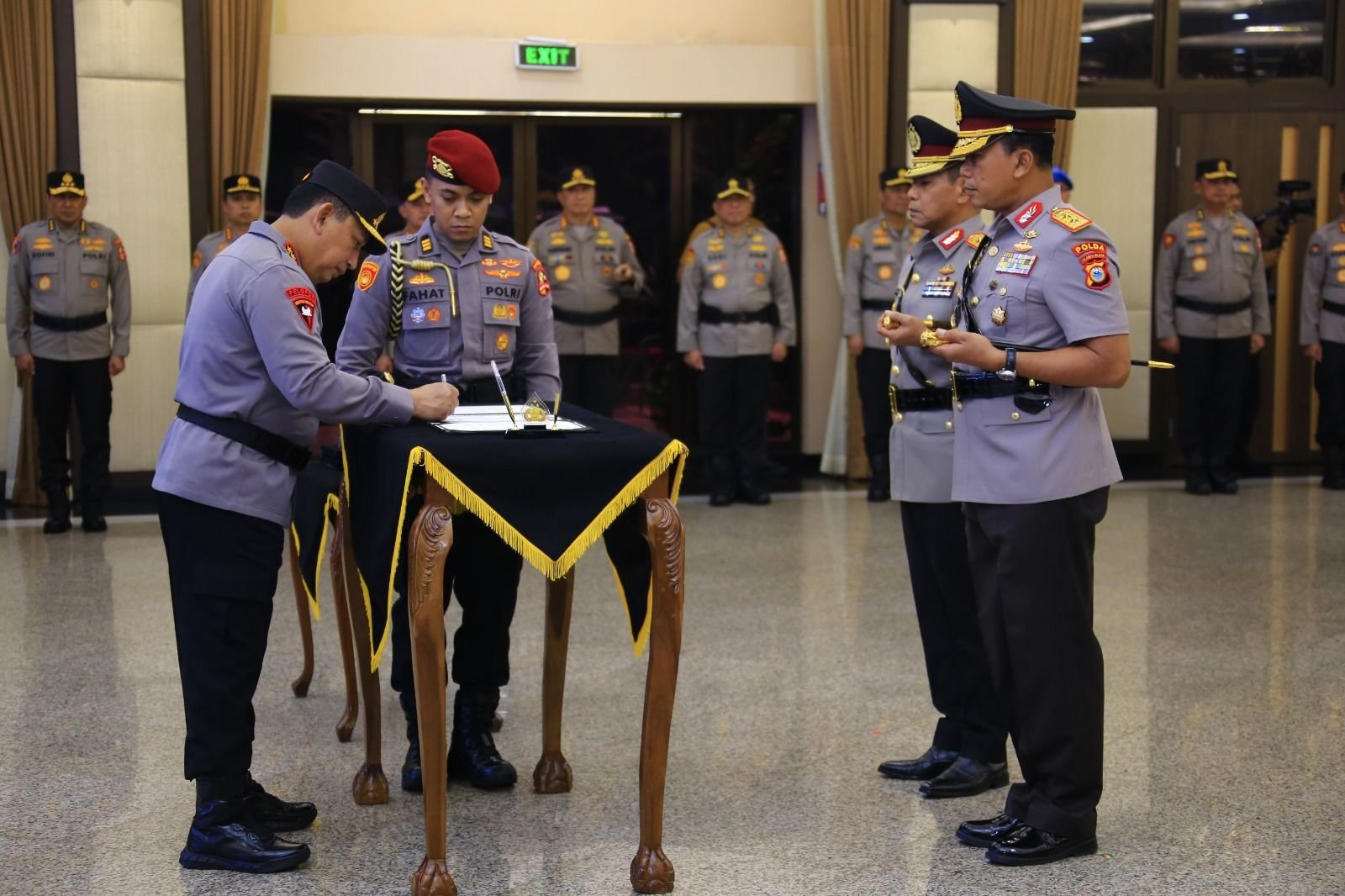 Kapolri Jenderal Listyo Sigit Prabowo memimpin upcara pelantikan dan serah terima jabatan pejabat utama Mabes Polri