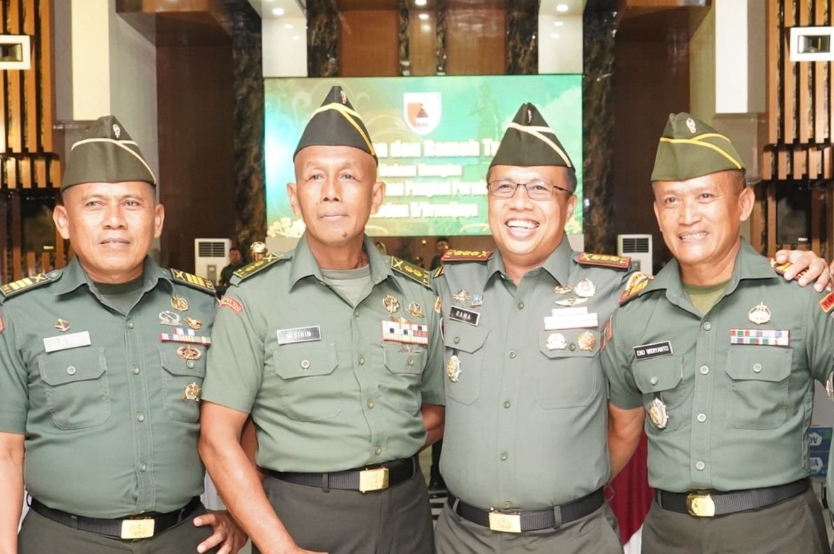 Letkol (Har) Inf Misirin yang kini resmi menyandang pangkat melati dua di pundaknya bersama rekannya.