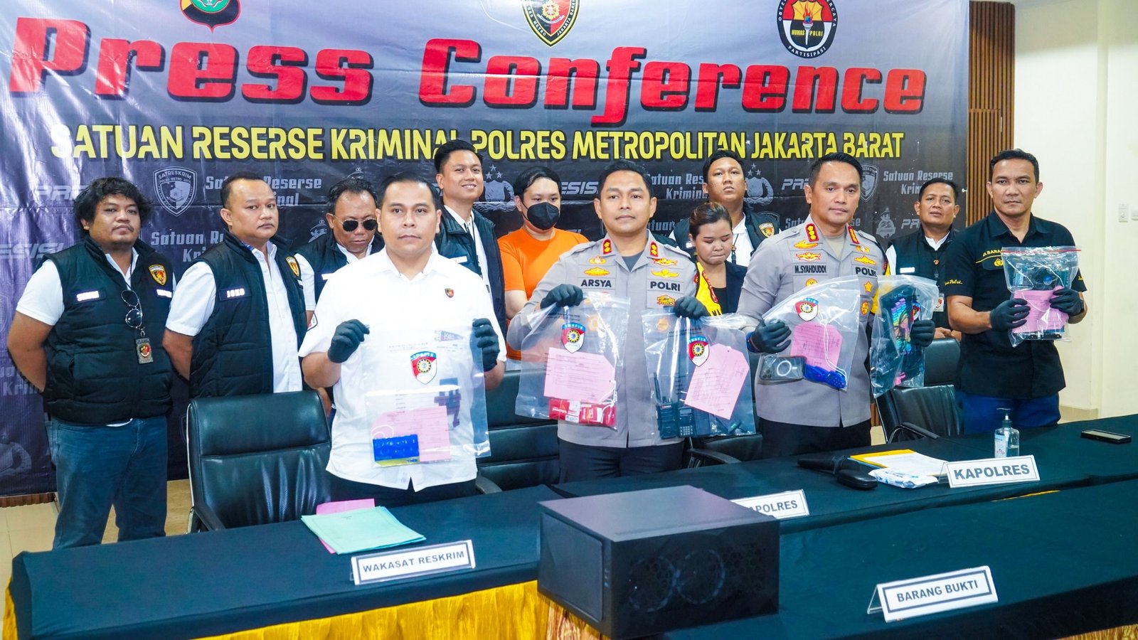 Sejumlah barang bukti hasil kejahatan yang diamankan polisi.