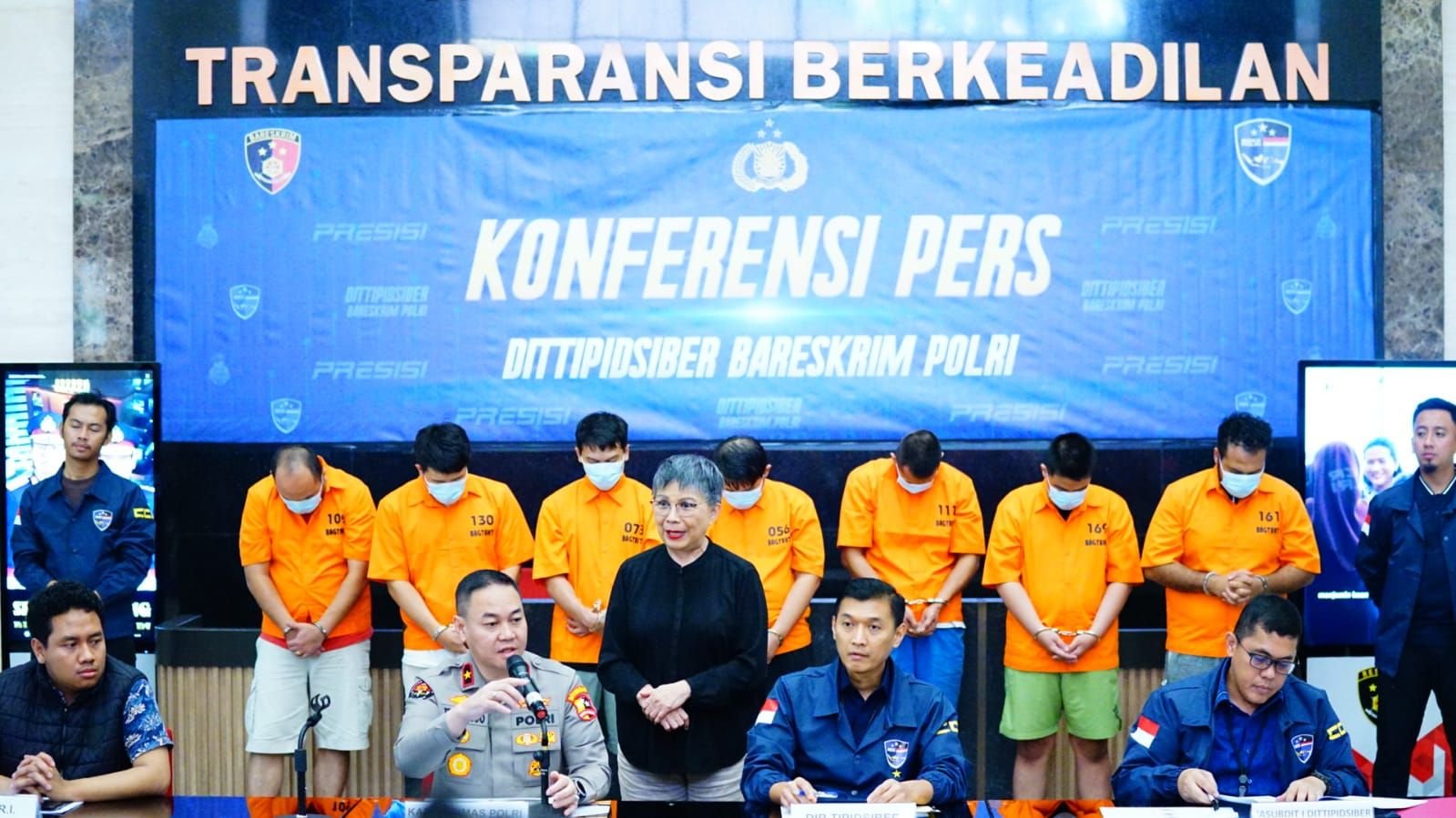 Para tersangka pelaku judi online (pakai baju oranye) dihadirkan dalam keterangan pers.