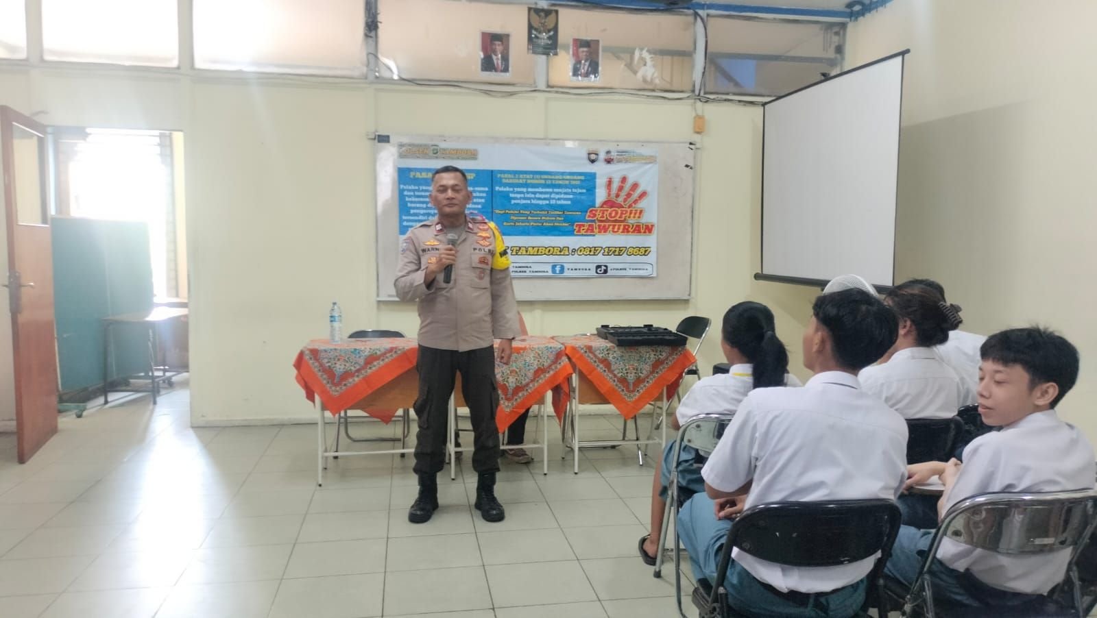 Bhabinkamtibmas Kelurahan Krendang Polsek Tambora, Aiptu Warno, menggelar kegiatan Police Goes To School di SMK Bina Karya