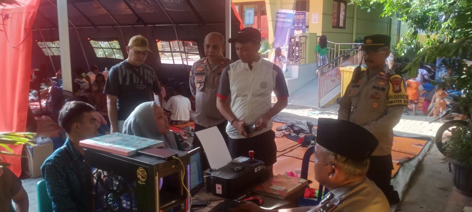 Di tengah kesedihan dan kebingungan yang melanda warga, Polsek Tambora hadir untuk memberikan bantuan dan kepedulian.