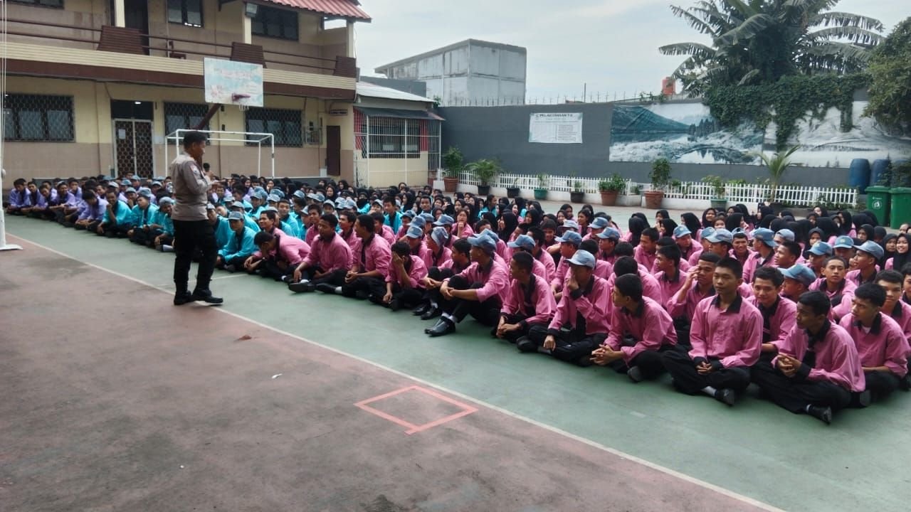Polsek Cengkareng memberikan penyuluhan dan pembinaan kepada para pelajar SMK PGRI 35 Jakarta.