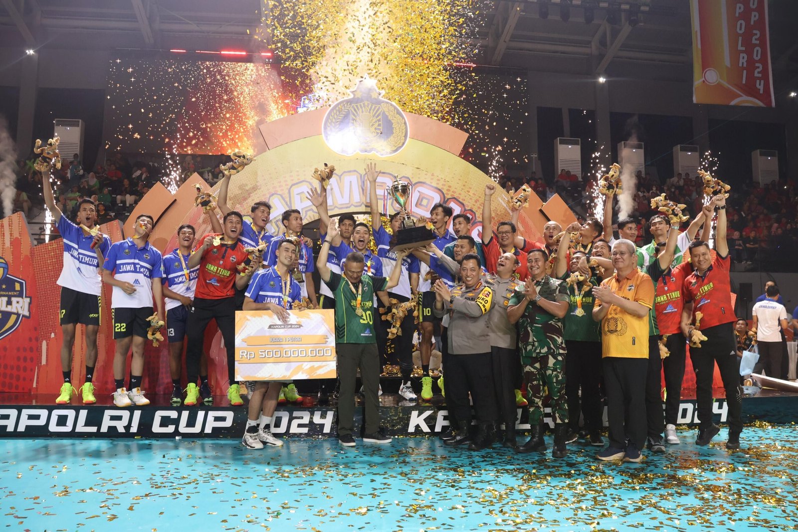 Penutupan Turnamen Voli Kapolri Cup 2024 ini ditandai dengan penekanan sirine oleh Kapolri Jenderal Drs. Listyo Sigit Prabowo