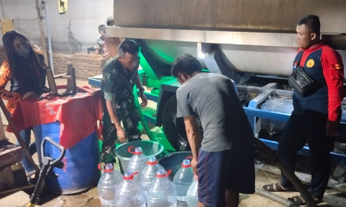 Anggota TNI bersama jajaran terkait menyalurkan bantuan air bersih kepada warga yang terdampak kekeringan di Kecamatan Panggul, Kabupaten Trenggalek.